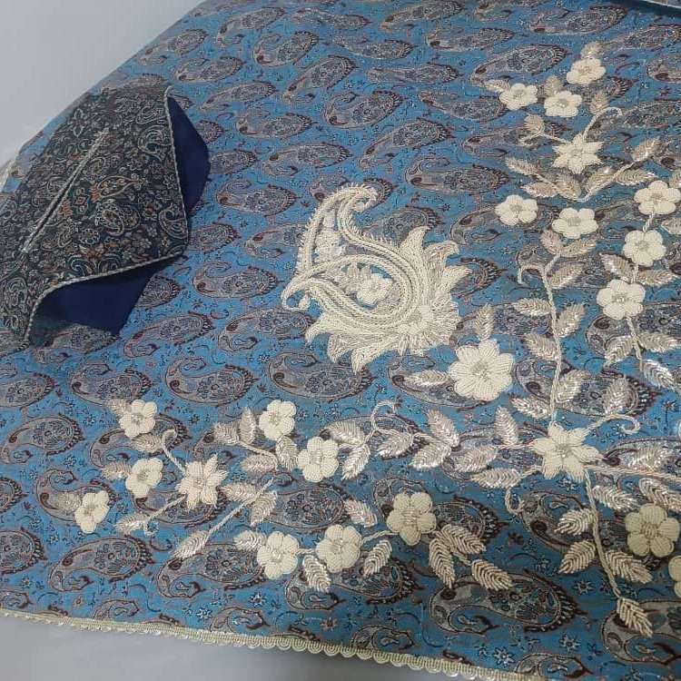 استفاده از متریال و ابزار حرفه‌ای در کارگاه ترمه دوزی عمادی