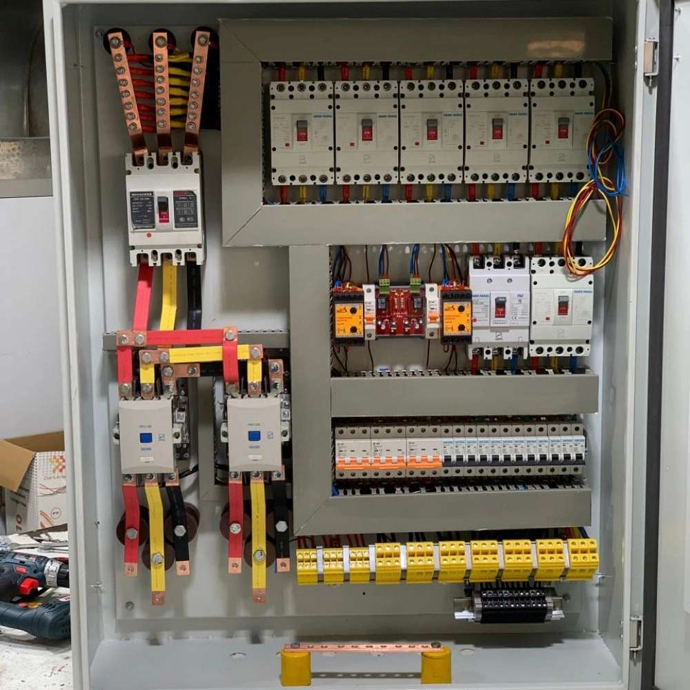 مهم‌ترین ایرادات تابلو برق صنعتی و نحوه رفع آن‌ها