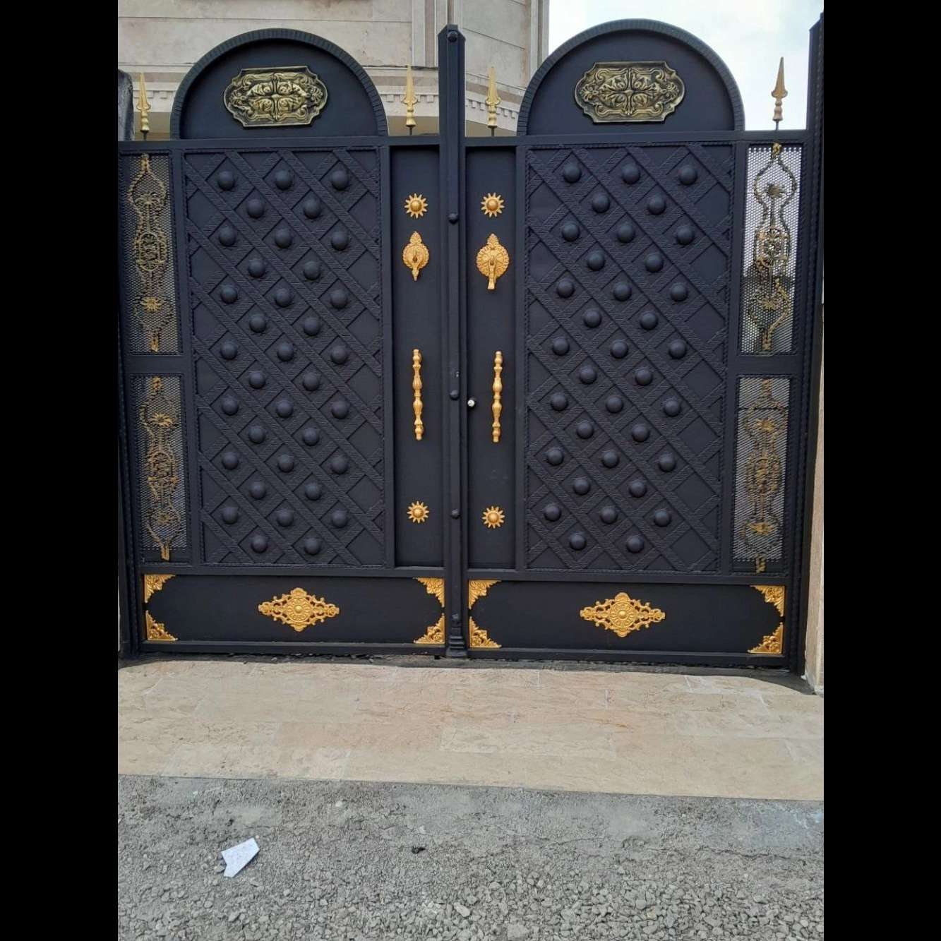 نقاشی درب اهنی درهفت تیرکرج