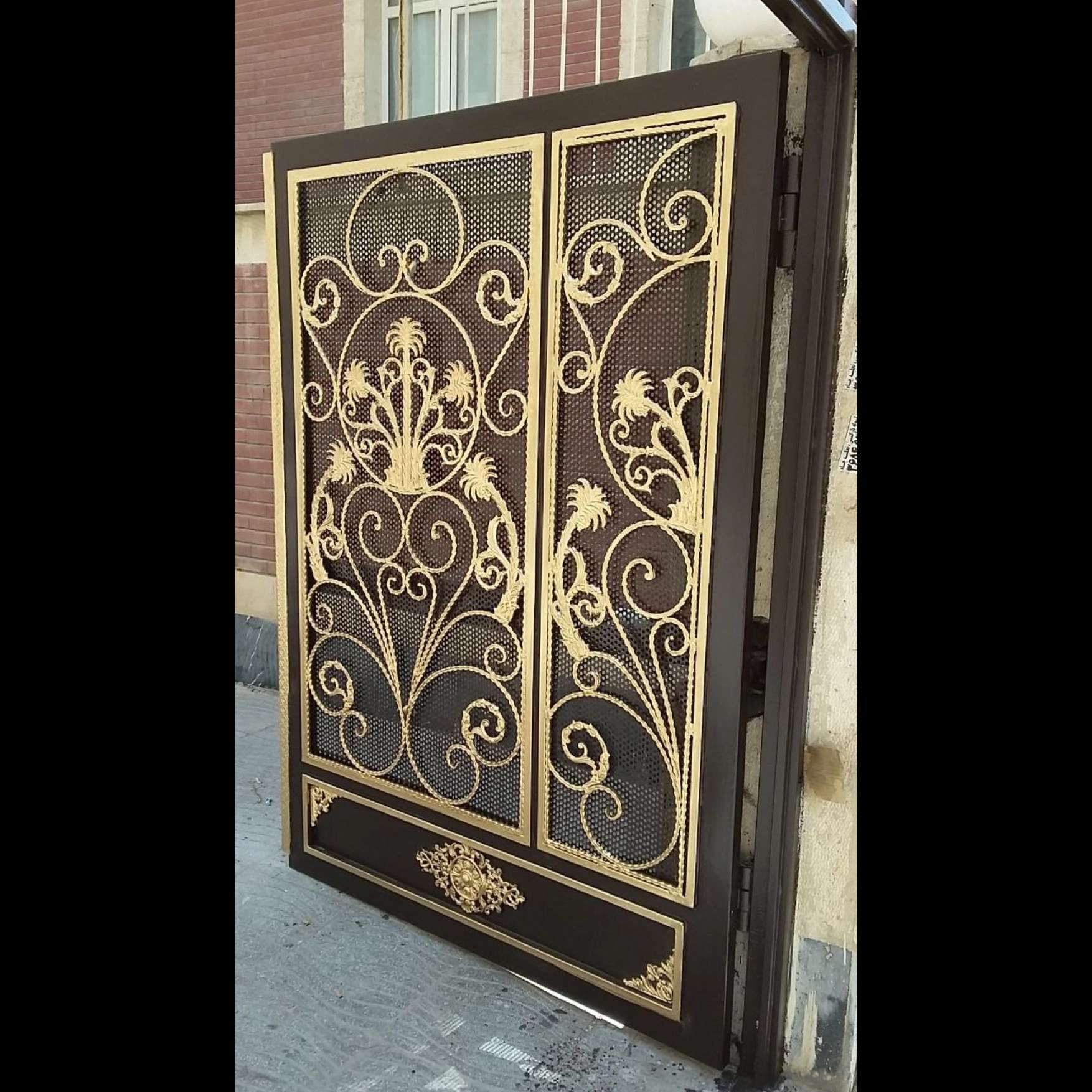 نقاشی درب پارکینگ درچهارباغ کرج