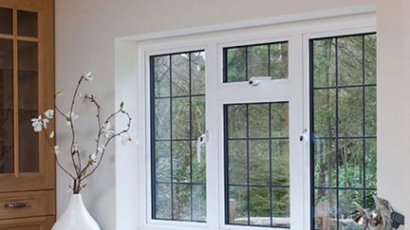 درب و پنجره UPVC عایق گستران