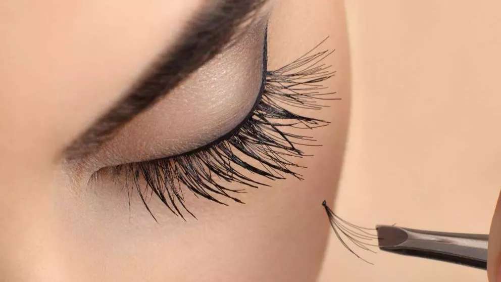 کاشت تخصصی مژه سارا احمد زاده