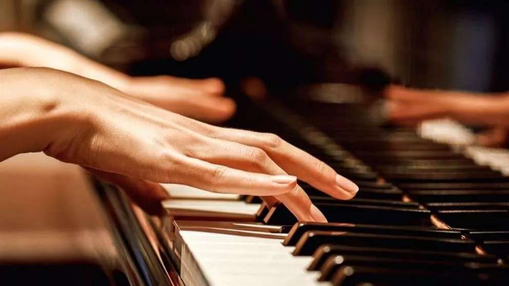 کارشناس فنی پیانو سعیده گلزار