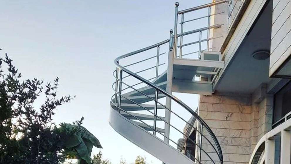 نرده و پله چوبی آریا