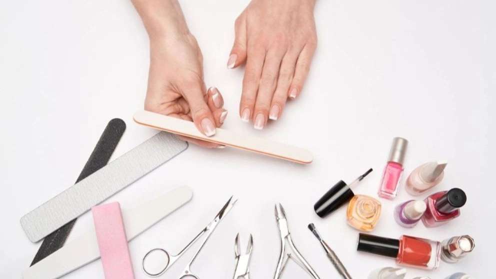 خدمات کاشت ناخن دونه برف