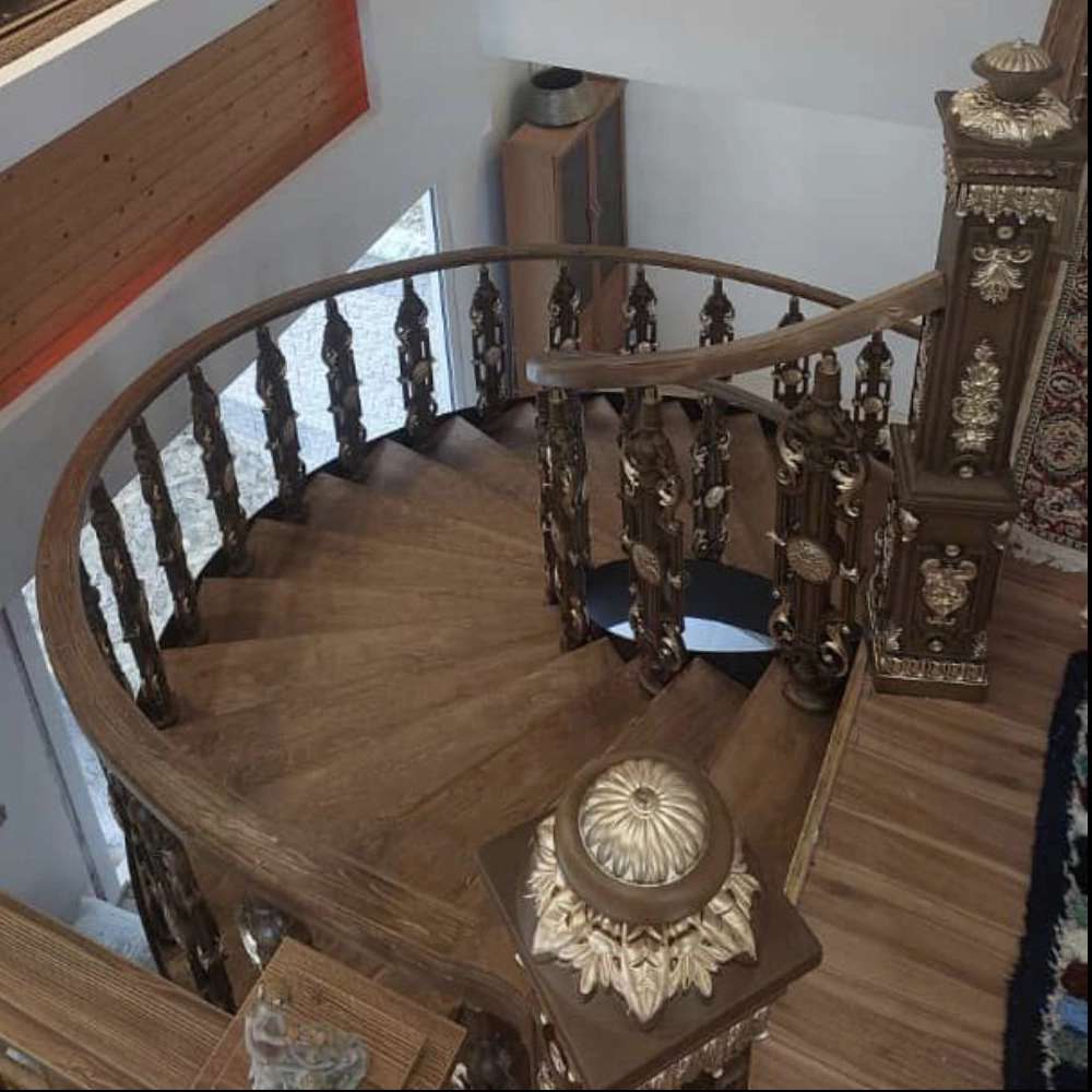 اجرای سازه پله خم دو‌محور با ورق مدرن