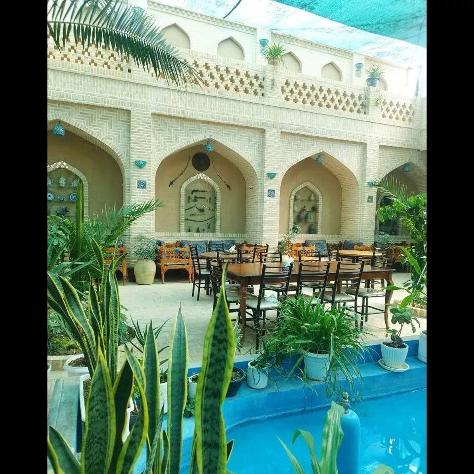 فضای رستوران و اقامتگاه خان نشین