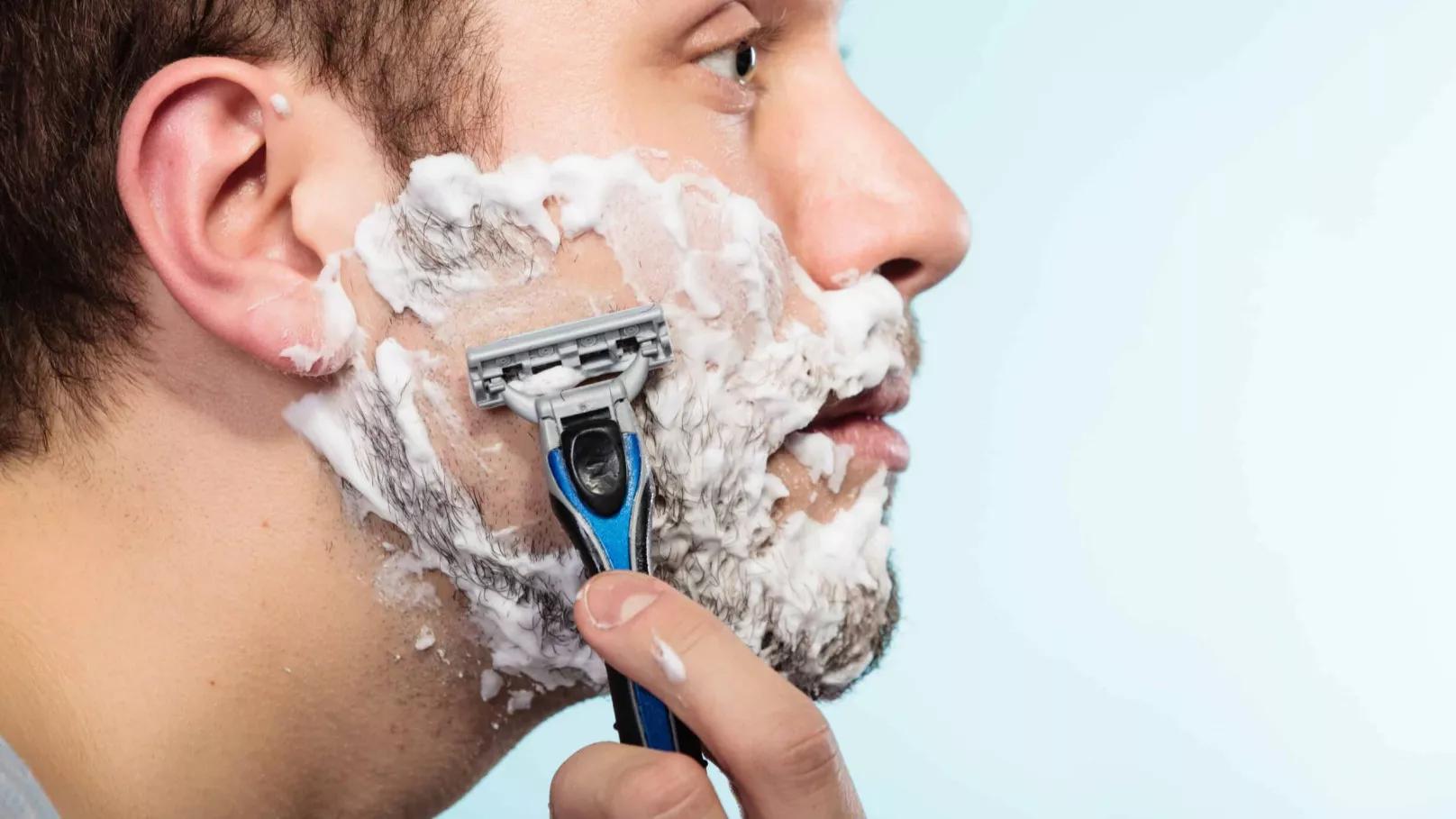 اصلاح صورت با تیغ بهتر است یا ریش تراش؟