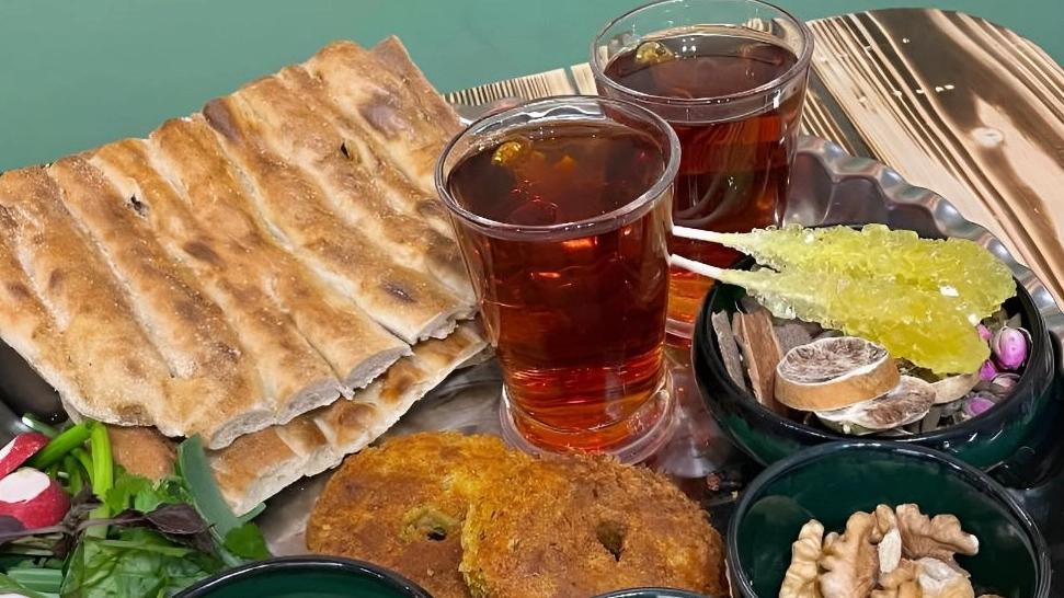 سرو صبحانه و انواع چای در رشت با کافه خونه چلچران