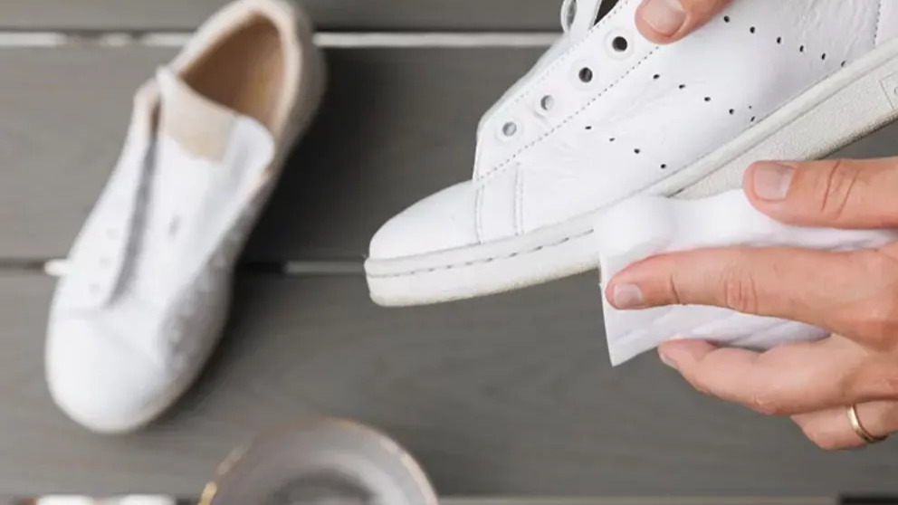 چگونه کفش چرم سفید را تمیز کنیم