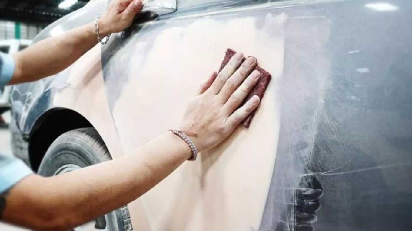 نقاشی خودرو رضا قومی در بندر انزلی