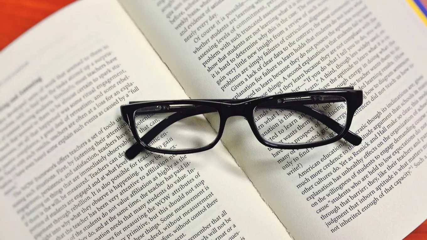 مترجم کتاب کیست؟