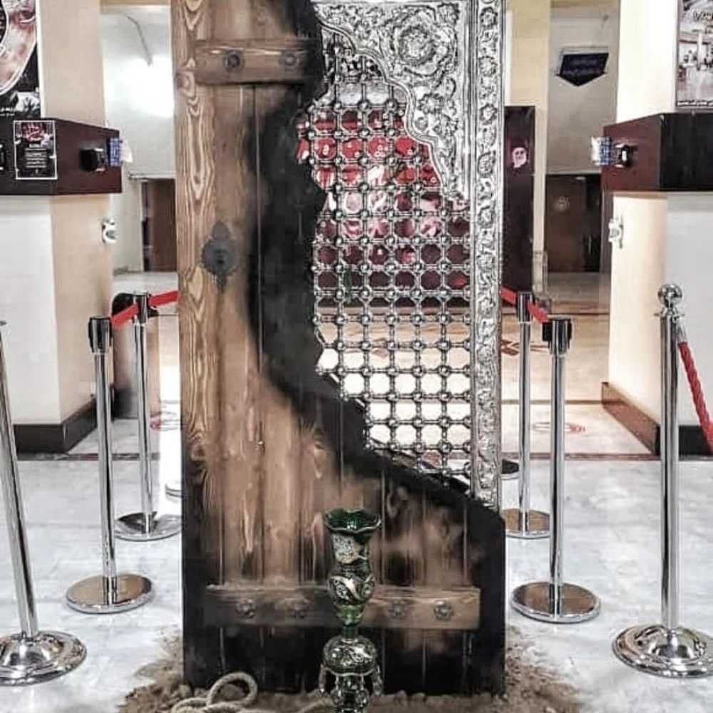 تمثال درب نیم سوخته