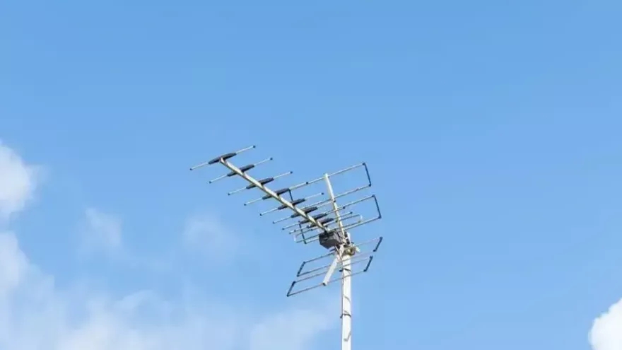نصب آنتن تلویزیون در پشت بام