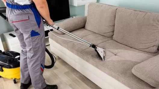 7 اشتباه رایج شستشوی مبلمان که باید از آنها دوری کنید