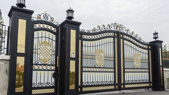 درب ویلایی و حیاطی فرضی پور در تهران
