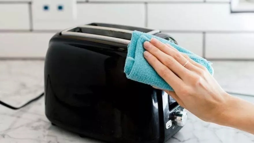 روش های تمیز کردن وسایل برقی سفید و استیل