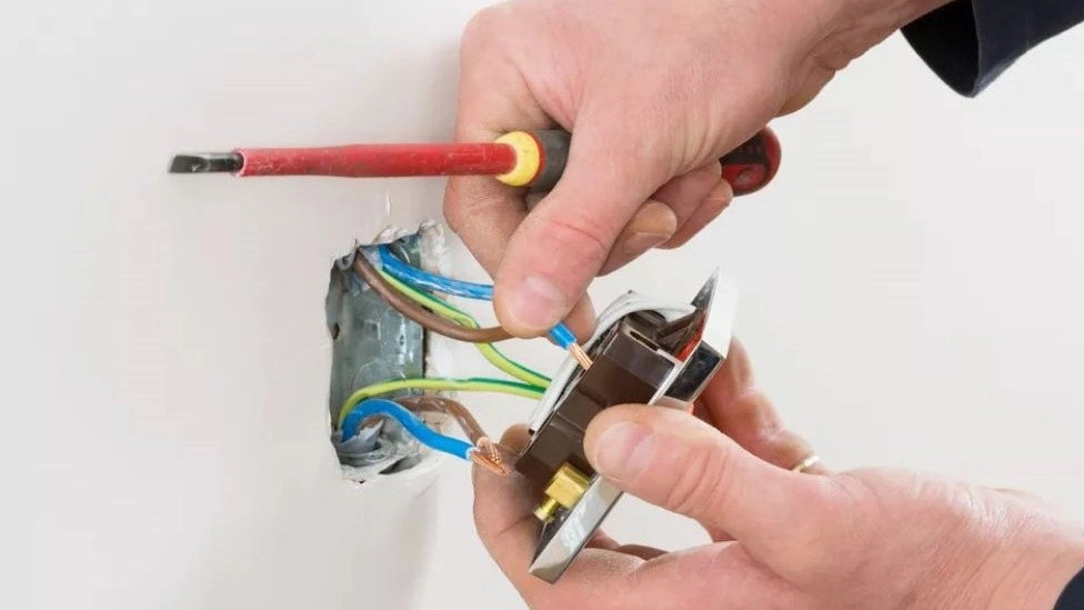 علائم خرابی و بد عمل کردن کلید برق