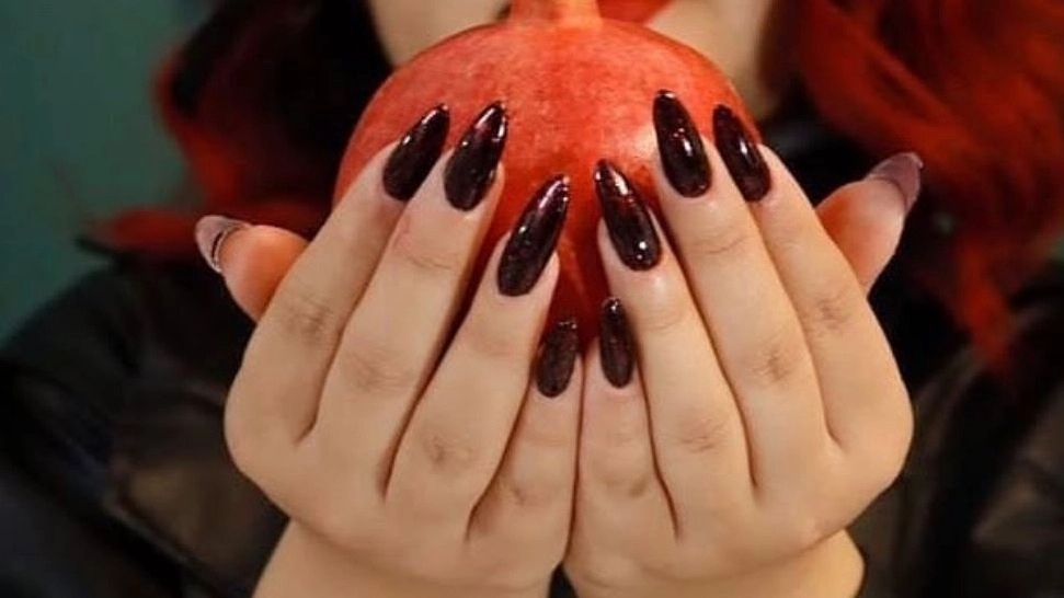 کاشت و طراحی ناخن در قائن