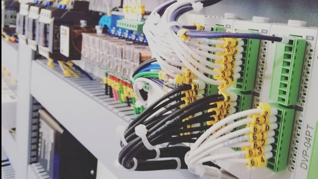 برنامهنویسی حرفهای PLC دلتا در تهران | طراحی، عیبیابی و پشتیبانی تخصصی خطوط تولید