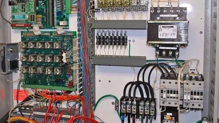 شرکت آرن الکترونیک، طراحی و تولید تابلو فرمان آسانسور در مشهد