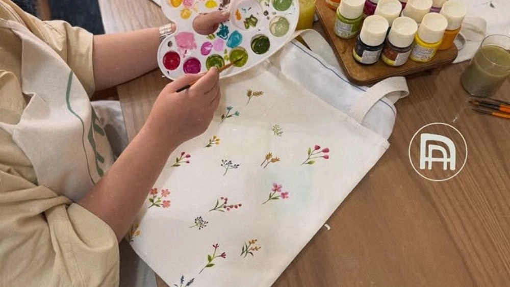 فاطمه جنابی، طراح و مدرس نقاشی روی پارچه در لاهیجان