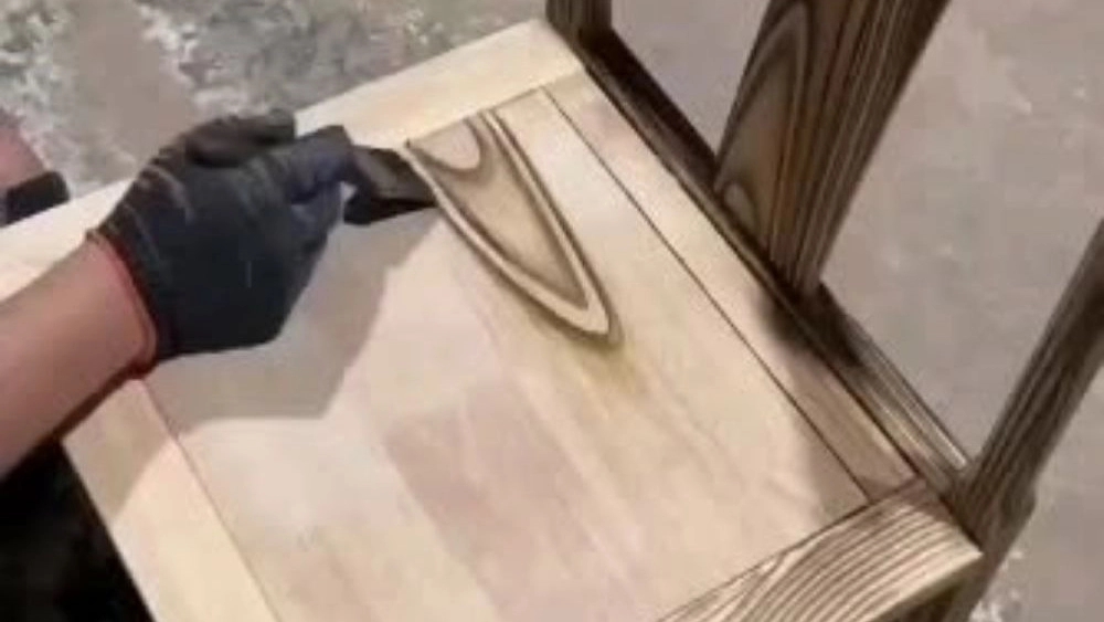 دکوراسیون چوبی نجم الدین، اجرای رنگ درب اتاقی ضدسرقت و دیوارکوب در اصفهان