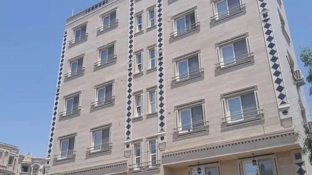کار در ارتفاع قومس، شستشوی نما و نصب تابلو در سمنان