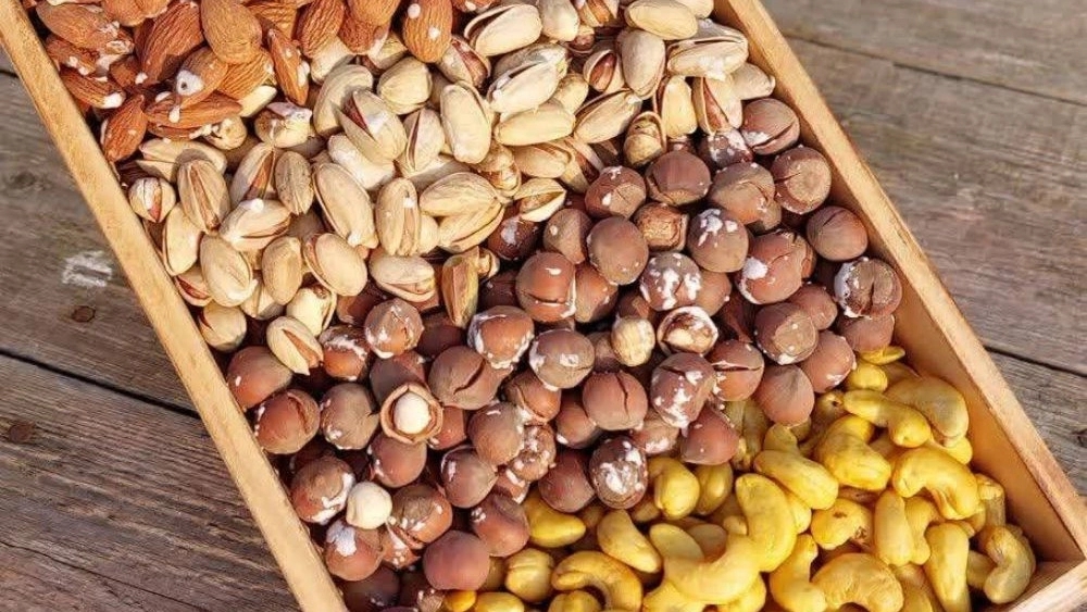 فروش آجیل و خشکبار در فروشگاه گیلانه سوغات لاهیجان