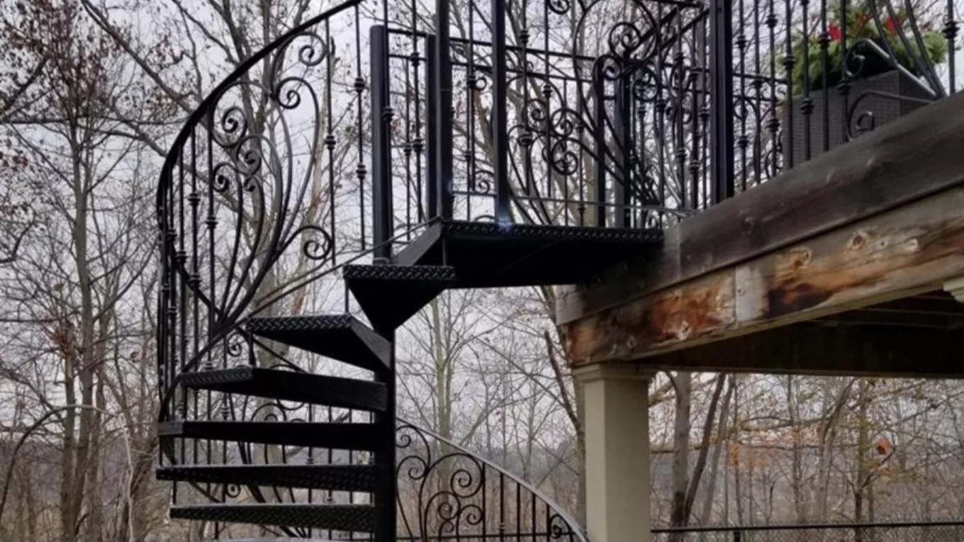 راه پله فلزی خارج ساختمان