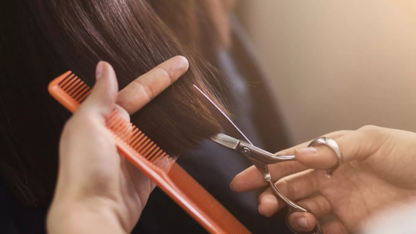 نشانههایی که به شما میگویند باید موهایتان را کوتاه کنید