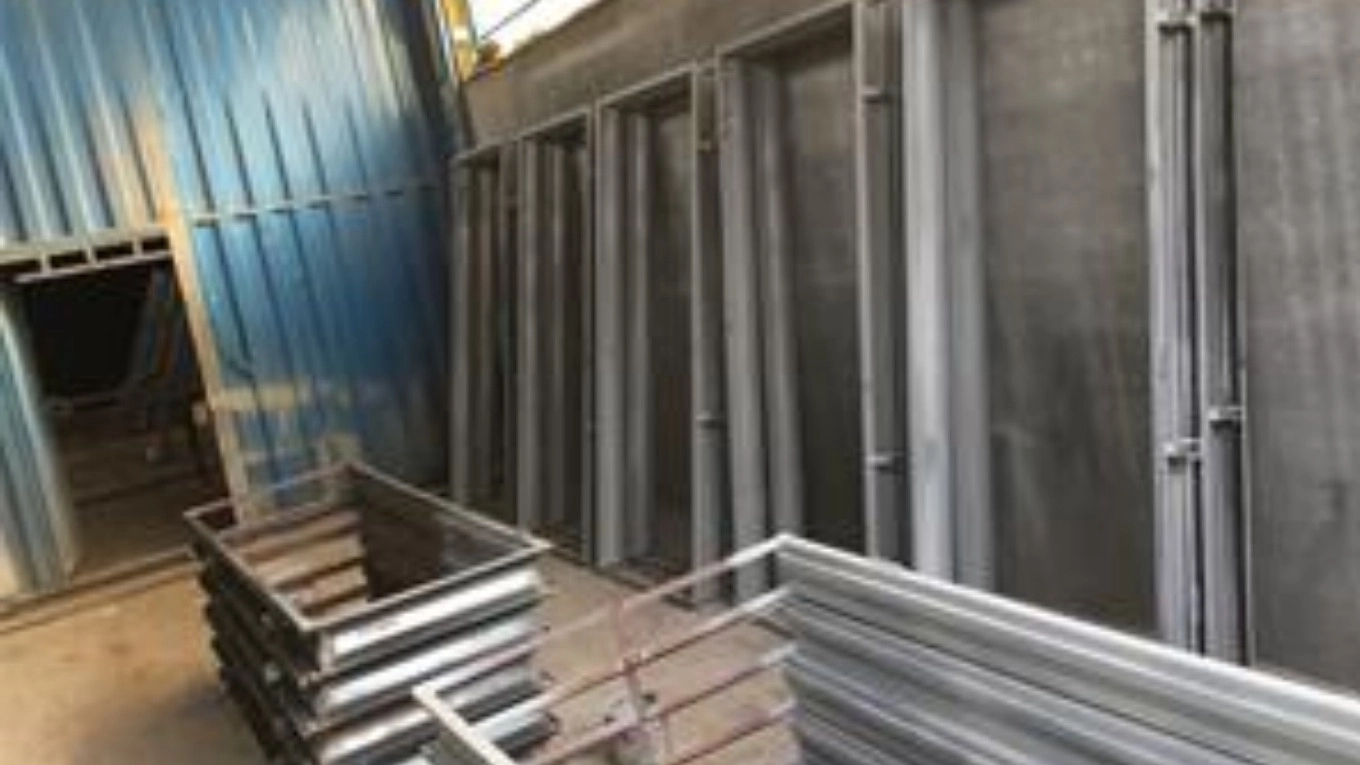 چهارچوب فلزی درب