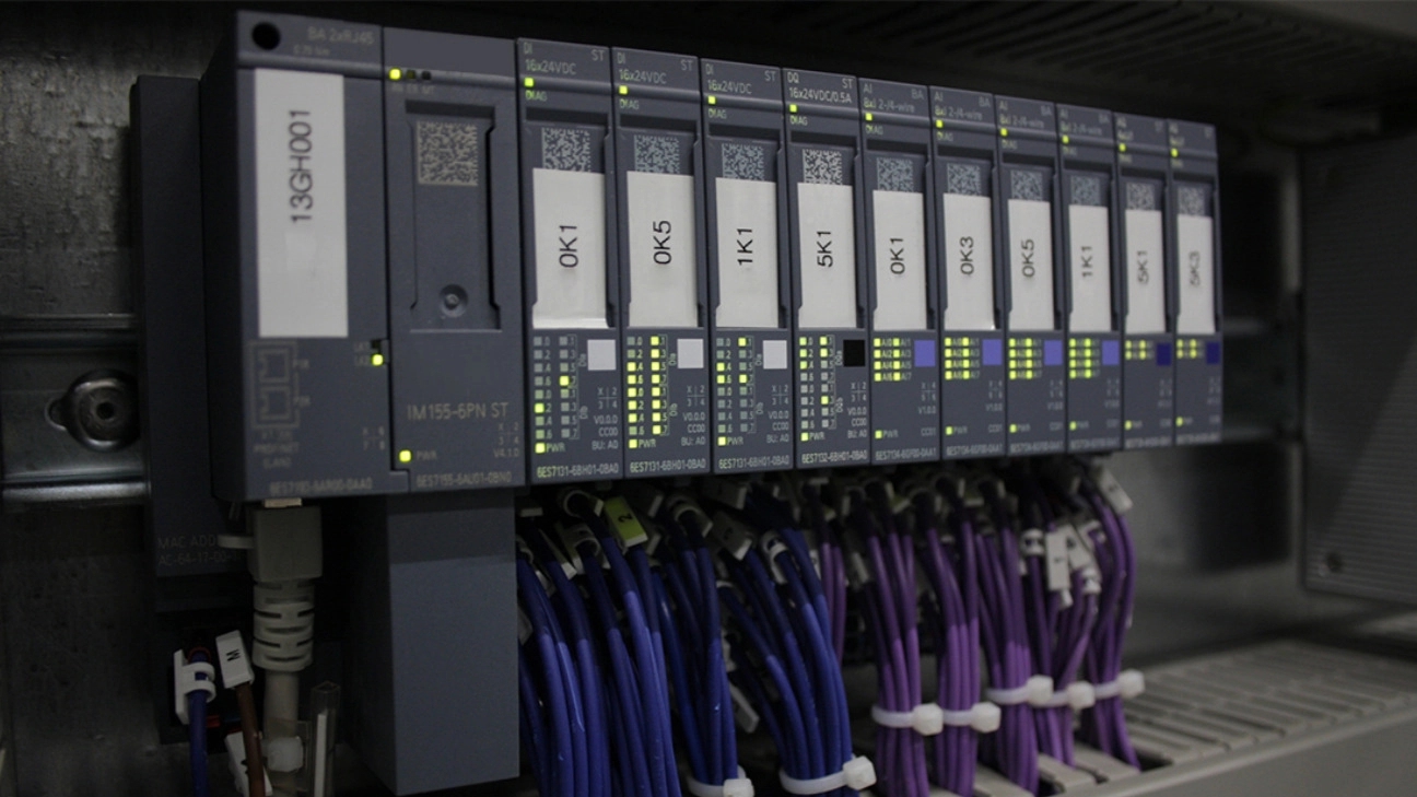 PLC چیست و چه کاربردهایی دارد؟