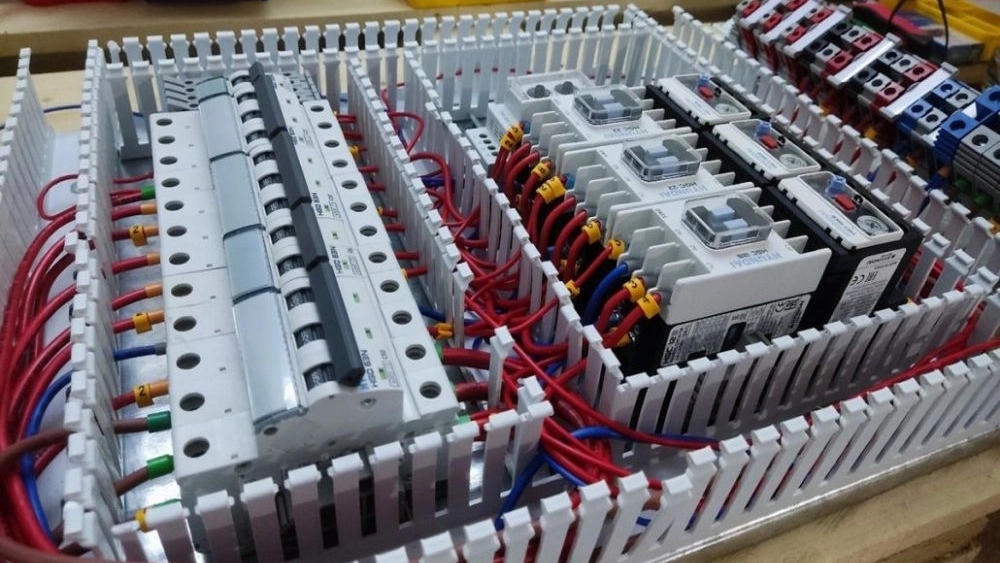 خدمات برق صنعتی دالوند در طراحی و ساخت تابلو برق